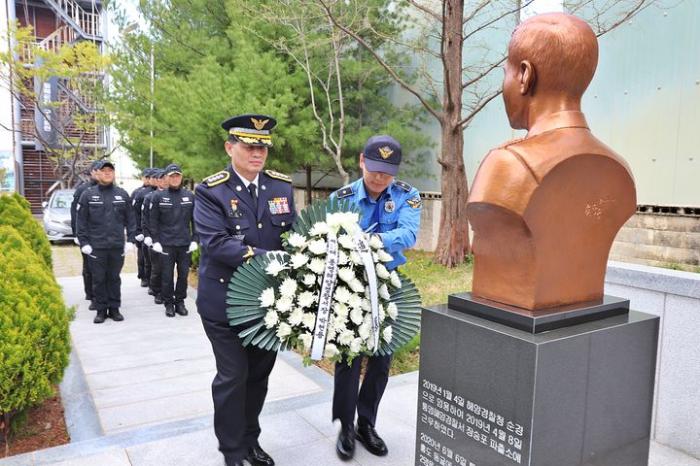 박현용 통영해양경찰서장, 故 정호종 경장 흉상 참배 기사 이미지