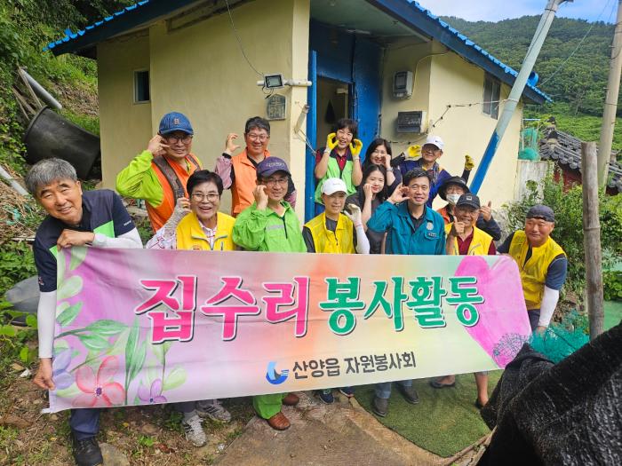 “폭염 속 땀으로 빚은 온기”… 저소득 독거노인 주거환경 개선 봉사 기사 이미지