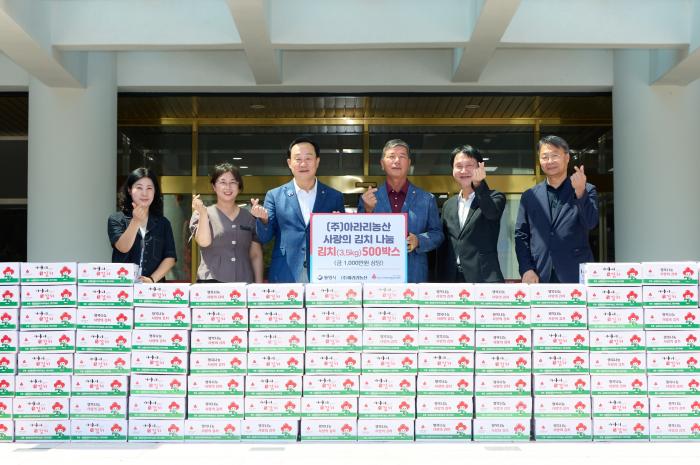 ㈜아라리농산, 통영시에 사랑의 김치 500박스 기탁 기사 이미지