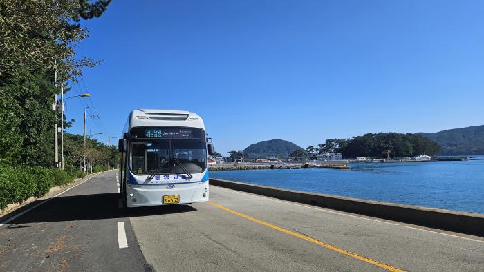 통영시, 한산도에 전기저상버스 운행 시작 기사 이미지