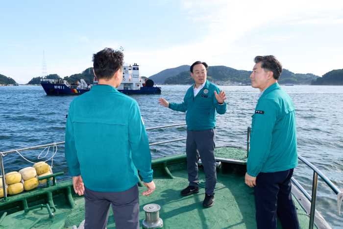 천영기 통영시장, 적조 방제 현장 직접 점검…“어업인 곁에서 끝까지 함께” 기사 이미지