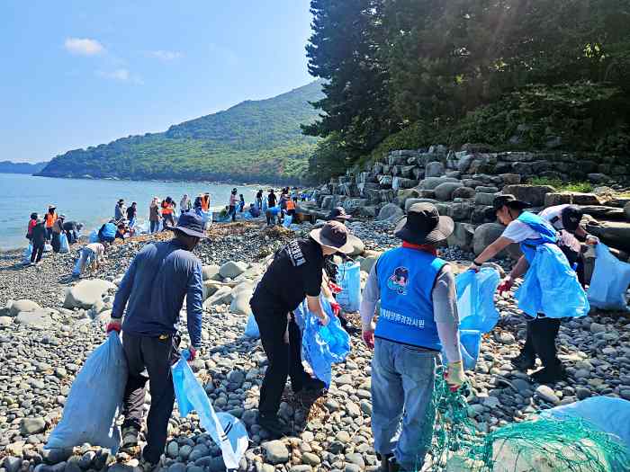 통영해경, 민·관 합동 해안 정화 나서… 제25회 국제연안정화의 날 기념 기사 이미지