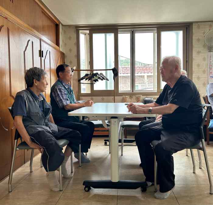 “좌식 불편 해소”… 통영시, 경로당에 입식 식탁·의자 보급 기사 이미지