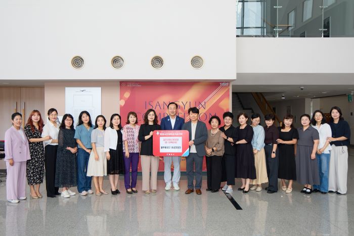 노래로 키우는 희망, 통영블루웨이브여성합창단 인재육성기금 200만 원 기탁 기사 이미지