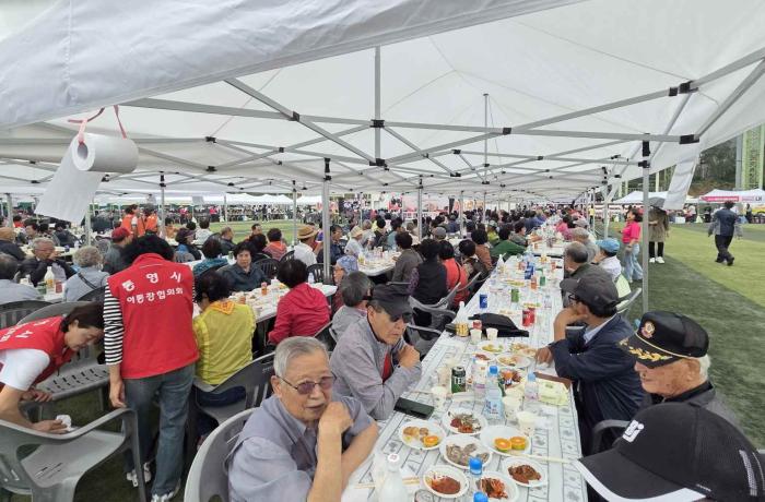 가을 햇살 아래 하나 된 광도면, ‘경로 큰 잔치’ 열려 기사 이미지
