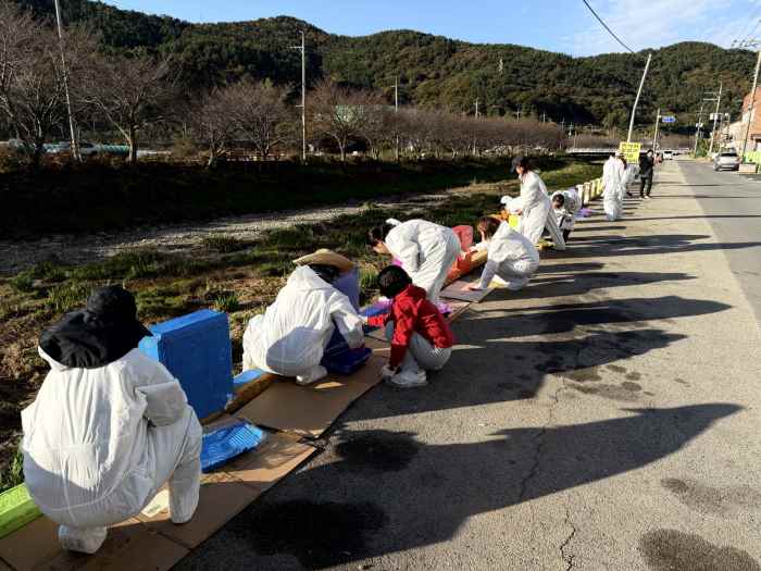 광도면주민자치위원회, 광도천 가드레일 무지개빛 새 단장 기사 이미지