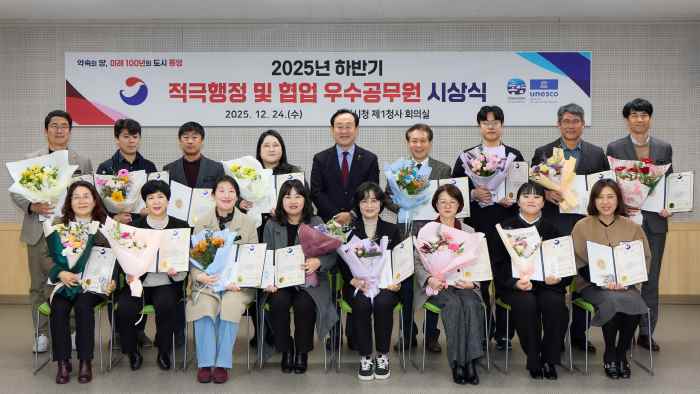 통영시, 하반기 적극행정·협업 우수 공무원 시상 기사 이미지