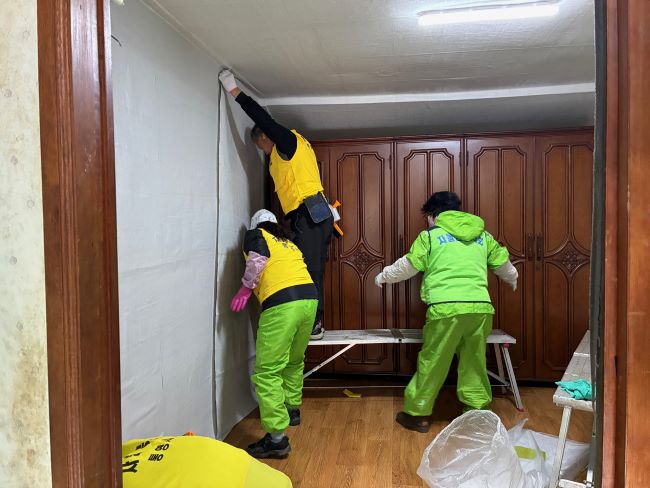 산양읍, 집수리로 전한 이웃의 온기 기사 이미지