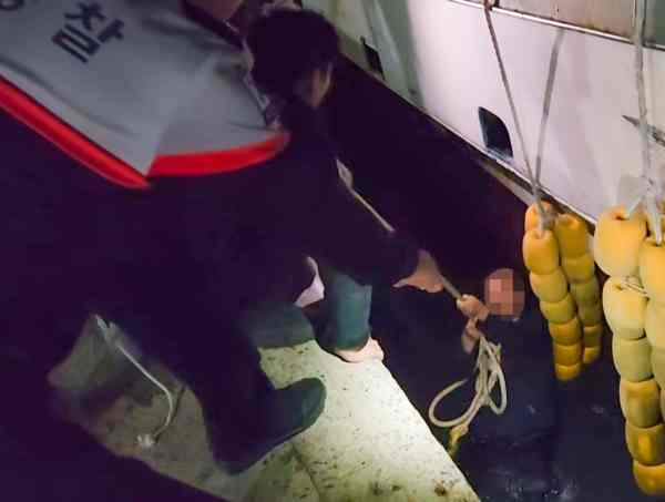 통영해양경찰서, 장승포항 해상 추락 선원 신속 구조 기사 이미지