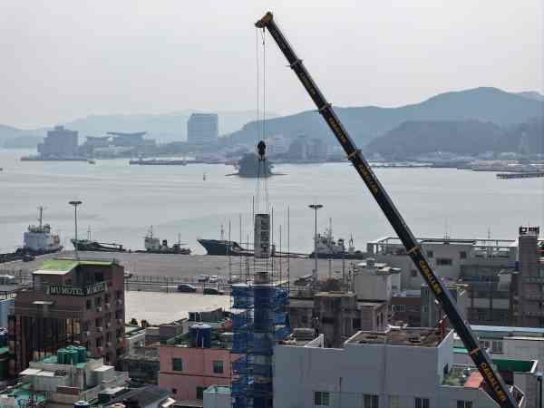 통영시, 노후 굴뚝 철거로 도심 안전 ‘강화’ 기사 이미지