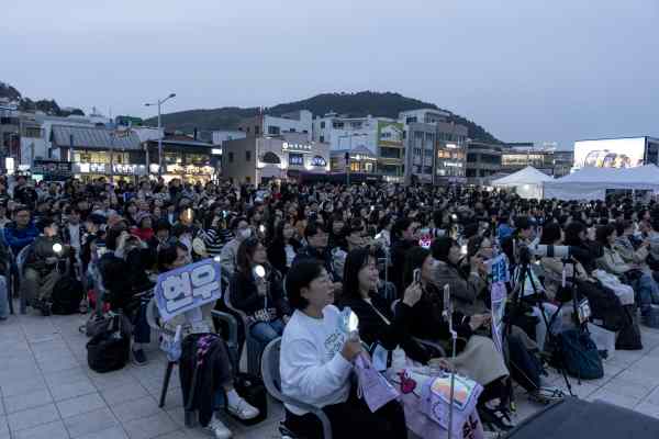 통영 ‘뮤직웨이브’ 리베란테 공연 성황… 봄밤 물들인 고품격 팝페라 기사 이미지