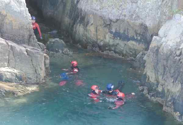 통영해경, 해식동굴 고립 상황 가정 합동 훈련 실시… “수중 레저 안전 대응력 강화” 기사 이미지