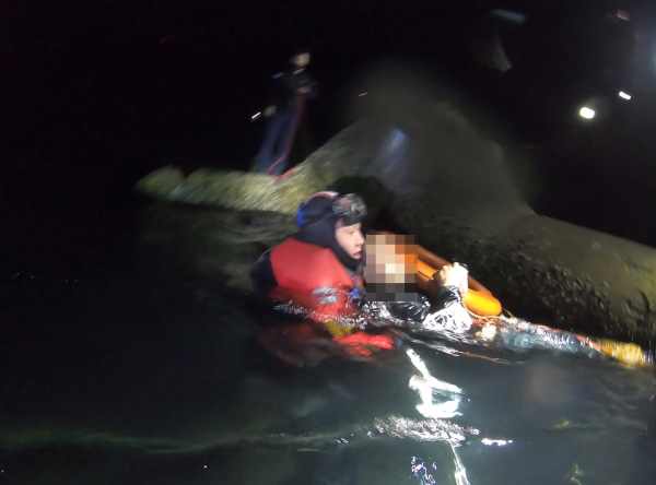 통영해경, 욕지도 유동 방파제 인근 해상 익수자 신속 구조 기사 이미지