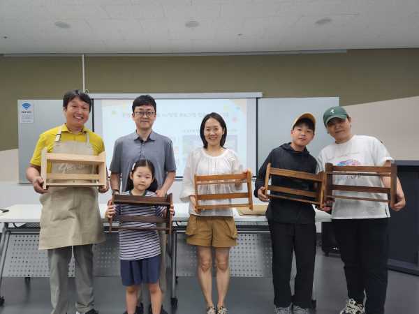 통영시, 가족과 함께 만드는 ‘가을 감성 책꽂이’ 목공 체험 기사 이미지